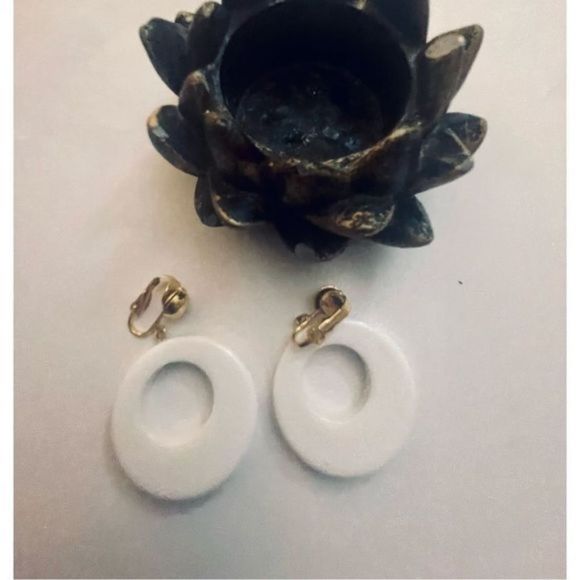 WHITE CIRCLE CUT OUT EARRINGS - Picture 4 of 6